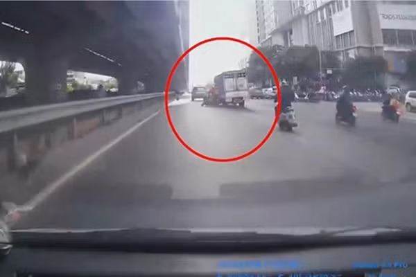 Thông tin mới nhất vụ xe tải chèn ngã 2 người ở Hà Nội Thong tin moi nhat vu xe tai chen nga 2 nguoi o Ha Noi