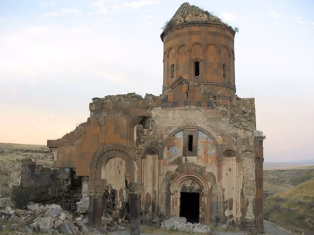 Ani, Thổ Nhĩ Kỳ: Nằm ở giữa biên giới Thổ Nhĩ Kỳ và Armenia, thành phố Ani từng một thời là đô thị phát triển huy hoàng, với hơn 200 nghìn cư dân Armenia sinh sống. Sau nhiều cuộc chiến tranh, thành phố này gần như bị xóa sổ. Cuối cùng, đến giữa thế kỷ thứ VIII, người dân rời bỏ Ani và nó trở thành thành phố chết.