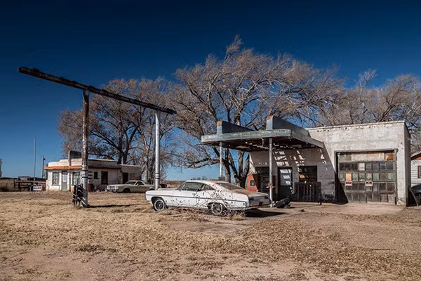 Glenrio (Texas/New Mexico, Mỹ): Nằm ở biên giới của 2 tiểu bang Texas và New Mexico, Glenrio ban đầu là một thị trấn đường sắt sầm uất. Sau khi xa lộ Interstate 40 được xây dựng, không còn ai đi qua tuyến đường này khiến Glenrio dần bị bỏ hoang và trở thành một "thị trấn ma".
