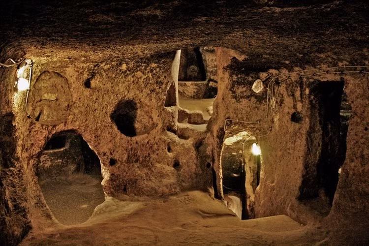 Một số chuyên gia suy đoán Derinkuyu được xây dựng từ thời Byzantine khoảng 1000 năm sau Công nguyên.