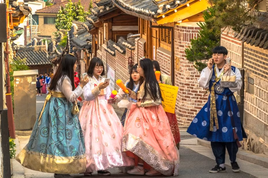 Tại làng cổ Bukchon Hanok, du khách có thể ghé thăm các bảo tàng nằm rải rác bên trong làng cổ. Ảnh: Inmykorea.