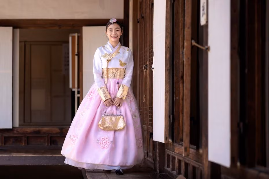 Làng cổ Hanok Bukchon tọa lạc giữa một khung cảnh khá hữu tình. Đến đây du lịch, bạn có thể chụp ảnh với những bộ Hanbok – trang phục truyền thống của Hàn Quốc,… Ảnh: Inmykorea.