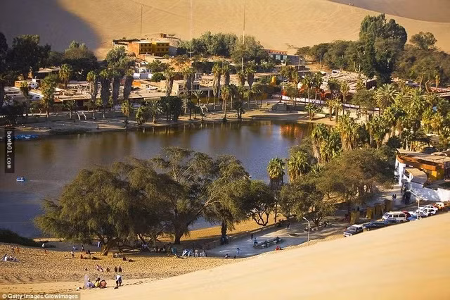 Ốc đảo Huacachina được bao quanh bởi các cồn cát cao hàng chục mét này chỉ có 96 hộ dân sinh sống xung quanh hồ nước trung tâm. Dù nằm giữa sa mạc, nhiệt độ nơi đây quanh năm chỉ ở mức 25 - 30 độ C. Ảnh: Getty.