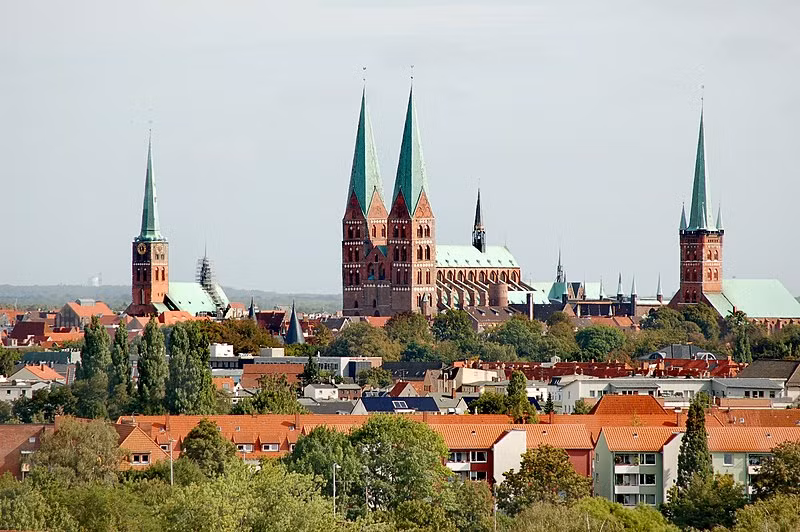 Đến Lubeck, bạn sẽ được ngắm nhìn những lâu đài cổ kính, nhà thờ cổ và tu viện uy nghiêm. Những công trình tại đây hầu hết đều được lưu giữ và bảo tồn gần như nguyên vẹn.