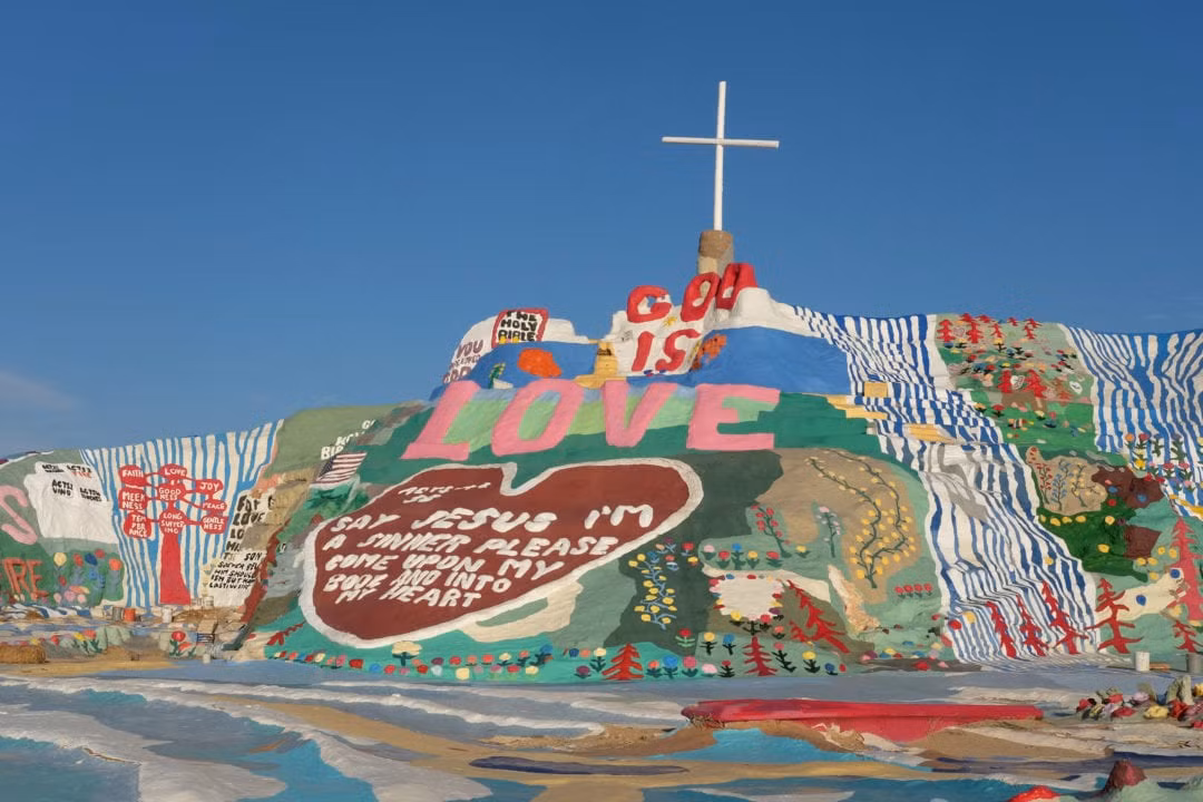 Ngay trước cửa ngõ Slab City là Salvation Mountain, một ngọn đồi được trang trí đủ màu, thu hút đông khách du lịch.