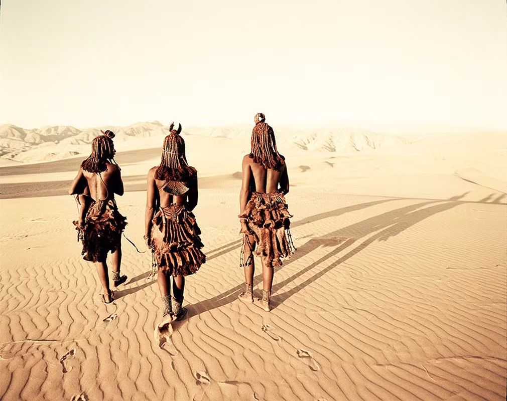 Phụ nữ bộ tộc Himba với những bím tóc tết ở Namibia.