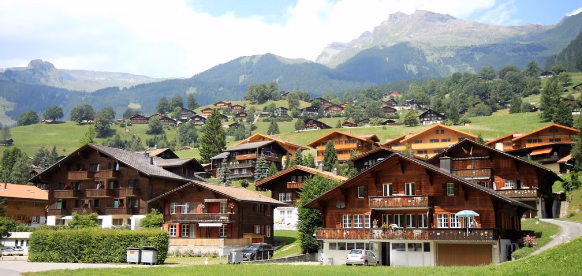 Đến với làng Wengen, thứ thu hút cái nhìn đầu tiên của bạn chắc chắn là những ngôi nhà bằng gỗ như trong chuyện cổ tích được xây dựng lâu đời và rất đồng bộ. Ảnh: Flickr.