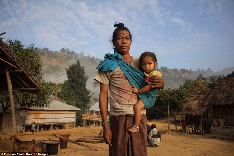Có khoảng gần 200 ngôi làng nằm sâu trong khu rừng nhiệt đới ở đồi Chittagong.