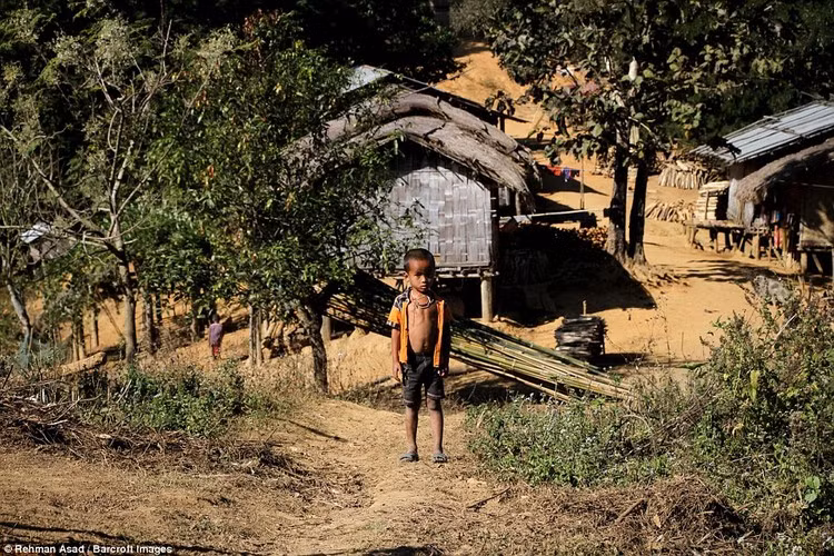 Nhà của người dân ở đây thường được làm bằng tre và gỗ, chia thành 3 gian phòng trở lên.