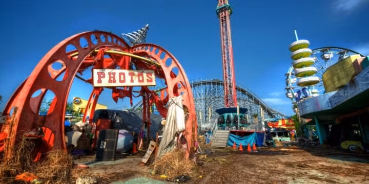 Công viên Six Flags ở New Orleans, Mỹ: Năm 2000, khi mới mở, công viên này có tên là “Jazzland”. Công ty Six Flags đã mua lại nó vào năm 2002 và bổ sung các điểm tham quan nổi tiếng như Batman: The Ride.