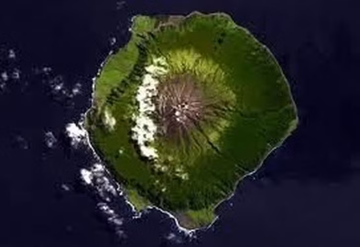 Từ tháng 5 - 9 hàng năm, mùa mưa bão xảy ra. Vậy nên, rất ít thuyền tới đảo Tristan da Cunha trong thời gian trên.