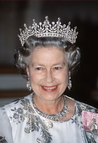 Đây là một trong những chiếc vương miện yêu thích của Nữ hoàng Anh Elizabeth II và được bà đội trong nhiều sự kiện quan trọng. Chiếc vương miện ban đầu được làm bằng ngọc trai, sau đó được thay thế bằng kim cương.