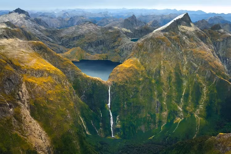 Thác Sutherland của New Zealand đứng ở vị trí thứ 10. Thác nằm trong Công viên quốc gia Fiordland. Du khách phải đi bộ theo đường núi lê thác hoặc tham quan bằng trực thăng theo dịch vụ của công viên. Tuôn xuống từ độ cao hơn 580 m, Sutherland là thác nước mạnh nhất New Zealand. Ảnh: Getty.
