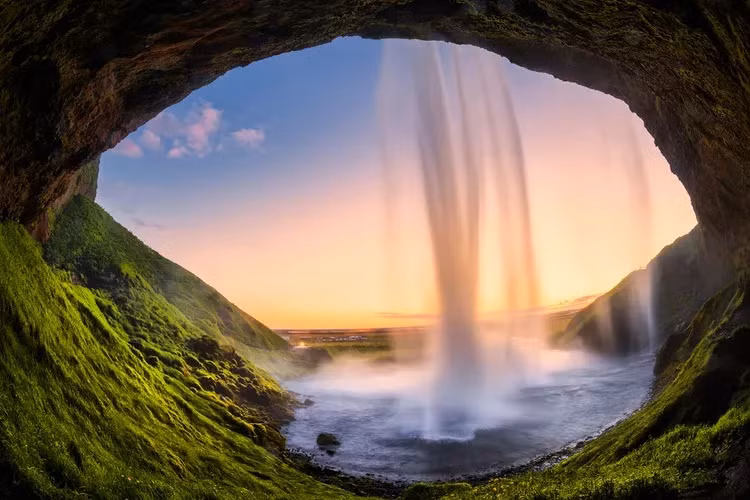 Seljalandsfoss được cho là thác nước nổi tiếng nhất ở Iceland, nằm giữa hai thành phố Selfoss và Skógafoss. Tại đây, du khách có thể đi bộ qua một lối đi phía sau dòng thác, cho phép chiêm ngưỡng vẻ đẹp của nó từ một góc hoàn toàn mới. Ảnh: Getty.