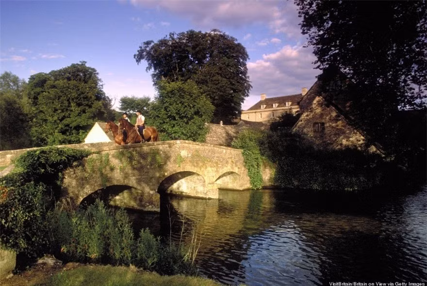 Bibury gồm những ngôi nhà lát đá, sơn màu mật ong đặc trưng kiến trúc làng quê kiểu Anh vào thế kỷ 17. Ảnh: Getty.