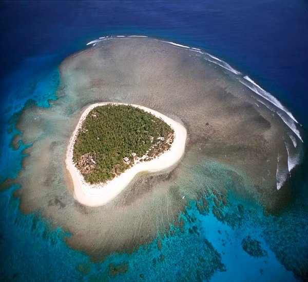 Đảo Tavarua là một hòn đảo trái tim tuyệt đẹp nằm ngoài khơi biển Viti Levu, Fiji. Hòn đảo xinh đẹp này có diện tích khoảng 120.000m2 và được bao bọc bởi những rạn san hô ngầm.