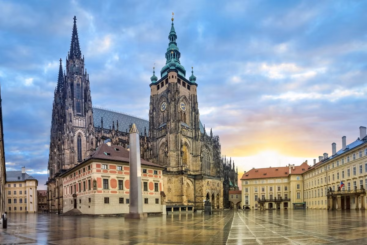 Theo Sách Kỷ lục Guinness, lâu đài Praha có chiều dài 570 mét và rộng 130 mét, là tòa lâu đài cổ lớn nhất thế giới.