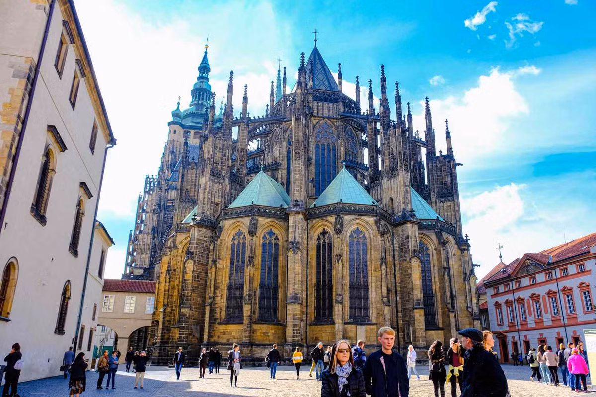 Lâu đài Praha, tọa lạc tại quận Hradcany của thủ đô Praha, được coi là tòa lâu đài cổ lớn nhất thế giới còn tồn tại đến ngày nay. Đây là một quần thể các tòa nhà, cung điện, tháp canh, thánh đường và được xem là biểu tượng của Cộng hòa Séc. (Ảnh: IT)