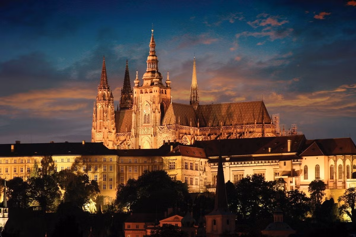 Từ cuối thế kỷ thứ 9, lâu đài Praha đã trở thành nơi đặt cung điện hoàng gia và các nhà thờ trung tâm của Công quốc Bohemia.
