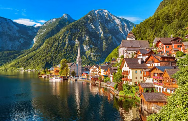 Làng Hallstatt (Áo): Ngôi làng đẹp nhất thế giới này giống như bức tranh trong các trang truyện cổ tích. Những ngôi nhà trong làng Hallstatt được xây dựng trên sườn núi. Ảnh: Shutterstock.