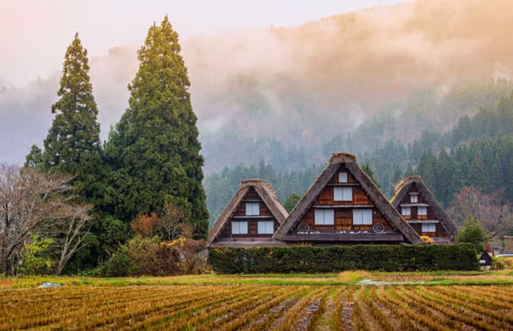 Làng Ogimachi (Nhật Bản): Nằm tại thung lũng sông Shogawa mù sương, làng Ogimachi ở vùng Shirakawa-go dường như bị thời gian quên lãng. Ảnh: Shutterstock.