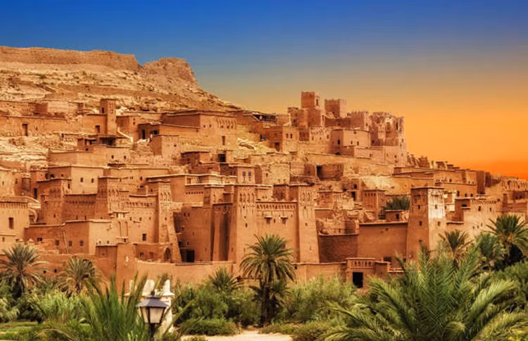 Làng Aït-Benhaddou (Maroc): Ẩn mình dưới chân dãy núi High Atlas, ngôi làng Aït-Benhaddou là một trong những ví dụ điển hình nhất về kiến trúc bằng đất sét của Maroc. Ảnh: Shutterstock.