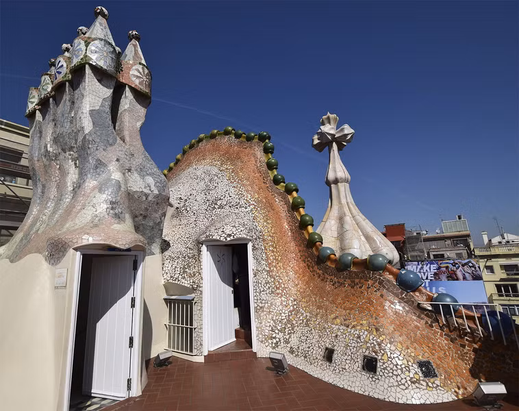 Mỗi chi tiết, mỗi một màu sắc trong cả tòa nhà của Gaudí đều được ông cân nhắc tỉ mỉ, thậm chí khi đối chiếu với những yếu tố tương ứng trong tự nhiên, ai cũng sẽ ngạc nhiên bởi ý nghĩa đằng sau mỗi chi tiết.