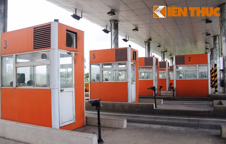 Các cabin tại trạm thu phí đều được lắp đặt trang thiết bị tiện nghi như camera, máy tính, máy lạnh...