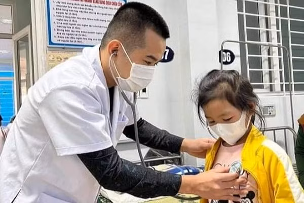 Quang Binh: Be 8 tuoi bi soc phan ve sau khi an mi goi