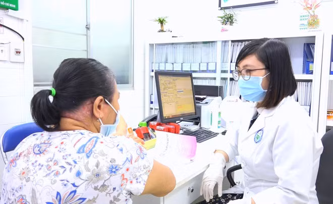 Stress vì mất việc mùa dịch, nhiều người TPHCM “mọc vảy” khắp cơ thể - Hình 3 Stress vi mat viec mua dich, nhieu nguoi TPHCM “moc vay” khap co the-Hinh-3