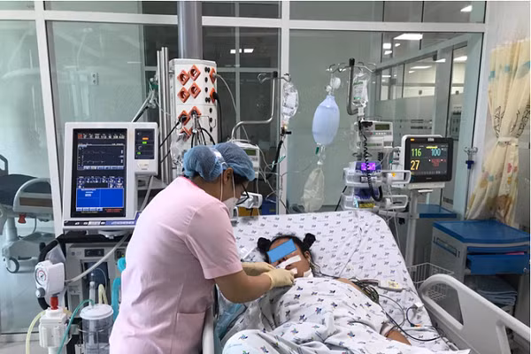 Cap cuu be gai 14 tuoi ngo doc thuoc tru sau