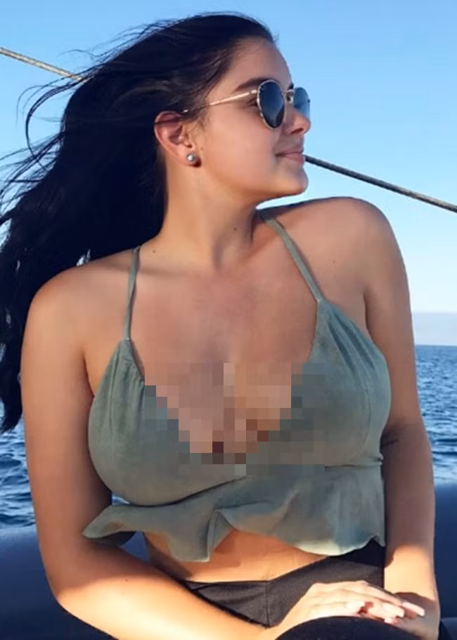 Về phong cách thời trang, Ariel Winter thoải mái mặc tất cả những gì mình muốn. Những bộ đồ có thiết kế tôn vòng 1 như thế này thường xuất hiện trong tủ đồ của cô.