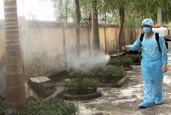 Đến nay, chưa có vaccine ngừa bệnh cũng như thuốc điều trị đặc hiệu. Chính vì vậy, bạn cần thực hiện ngay các biện pháp phòng dịch sốt xuất huyết. Biện pháp phòng bệnh chủ yếu và hiệu quả là diệt muỗi, diệt loăng quăng/bọ gậy và phòng muỗi đốt. Ảnh: Phun thuốc phòng chống sốt xuất huyết Dengue. Ảnh: mt.gov.vn. 