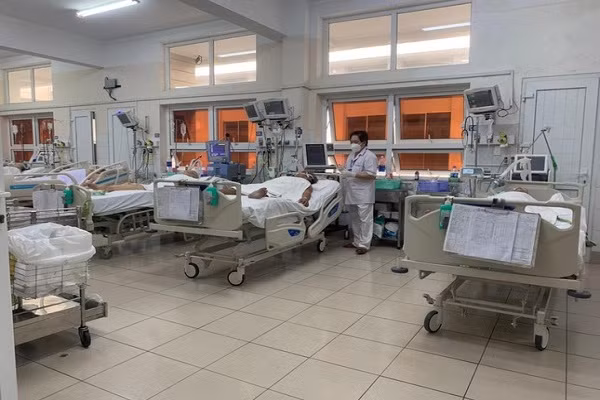 Nhieu nguoi tu vong vi uong phai ruou lam tu con cong nghiep
