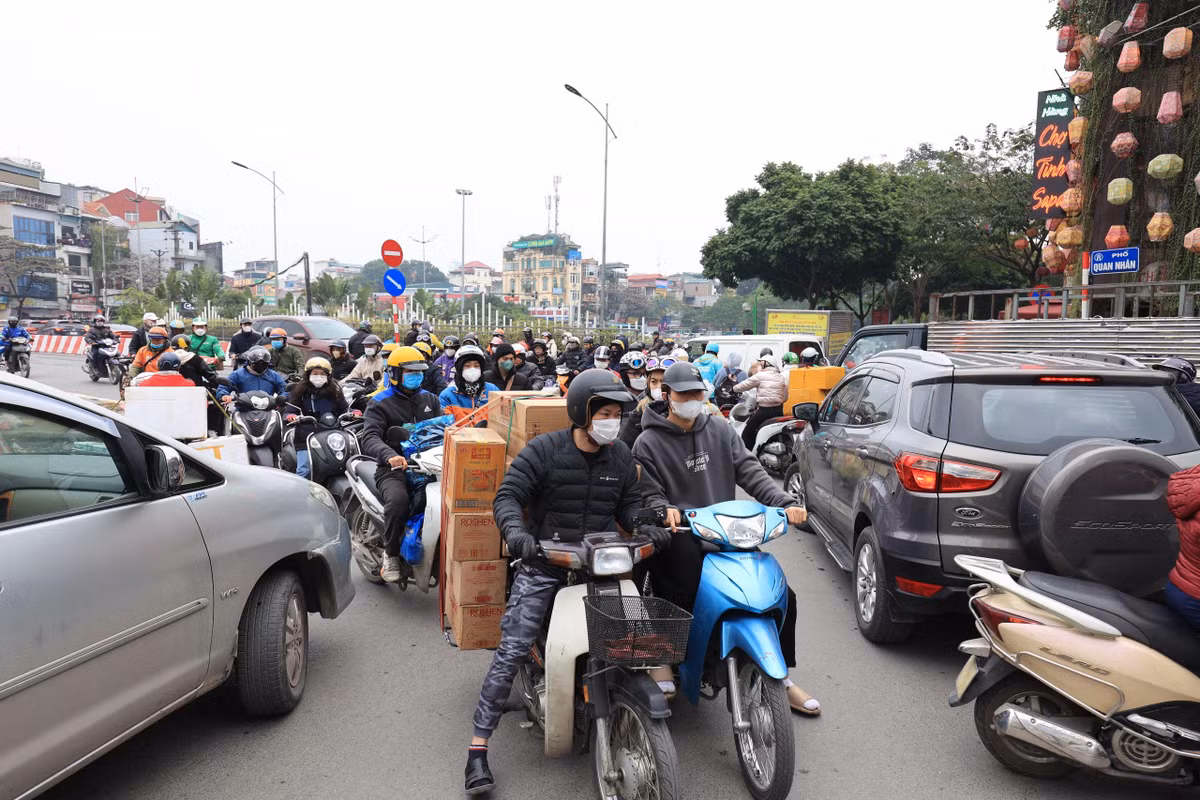Ngày giáp Tết, việc chở hàng hóa cồng kềnh diễn ra phổ biến trên đường phố Hà Nội.