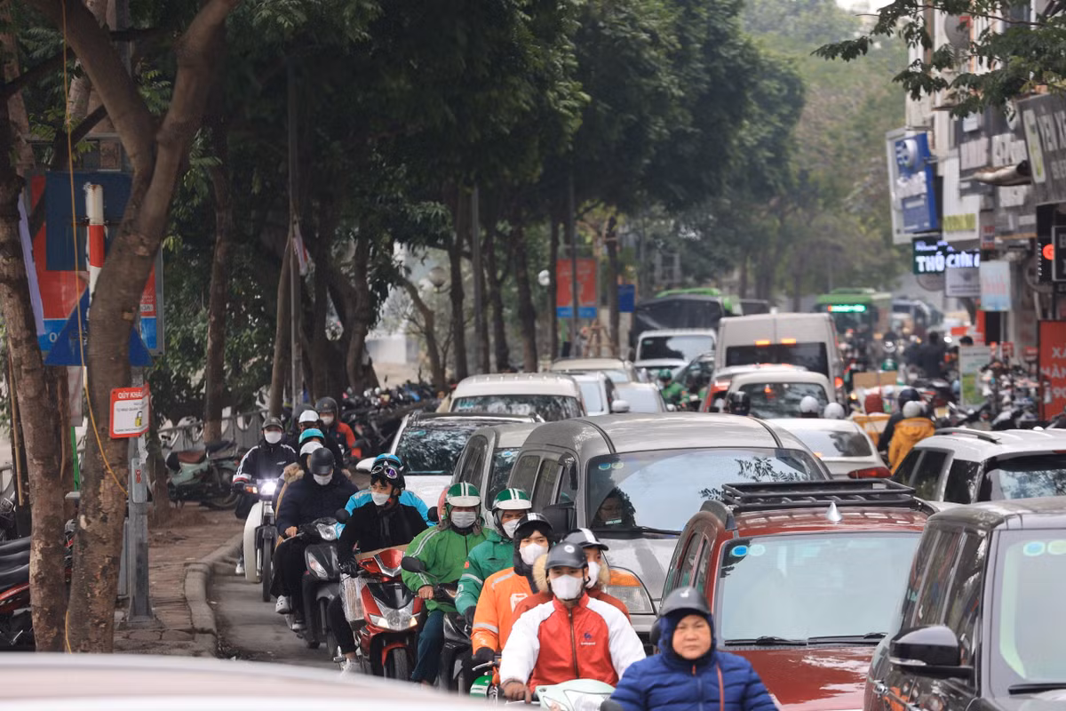 Dòng người hối hả chạy đua với những ngày cuối năm.
