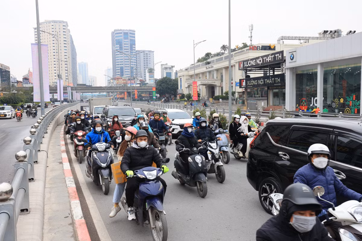 Vào những ngày giáp Tết, nhu cầu đi lại vui chơi, mua sắm của người dân tăng cao, không chỉ vào giờ cao điểm mà các khung giờ khác trong ngày cũng ghi nhận cảnh người tham gia giao thông chen chúc nhau từ đường lớn đến phố nhỏ.