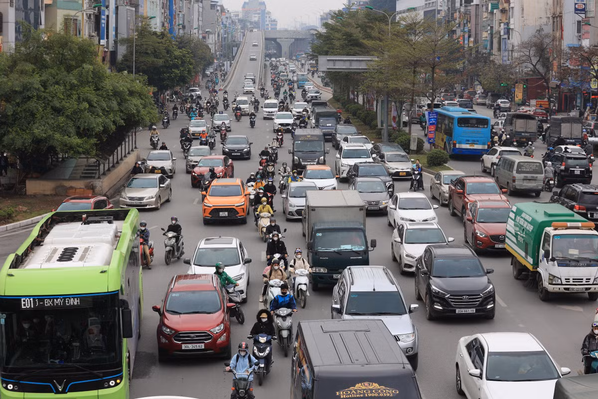 Đường Trường Chinh phía đầu Ngã Tư Sở đông đúc phương tiện qua lại.
