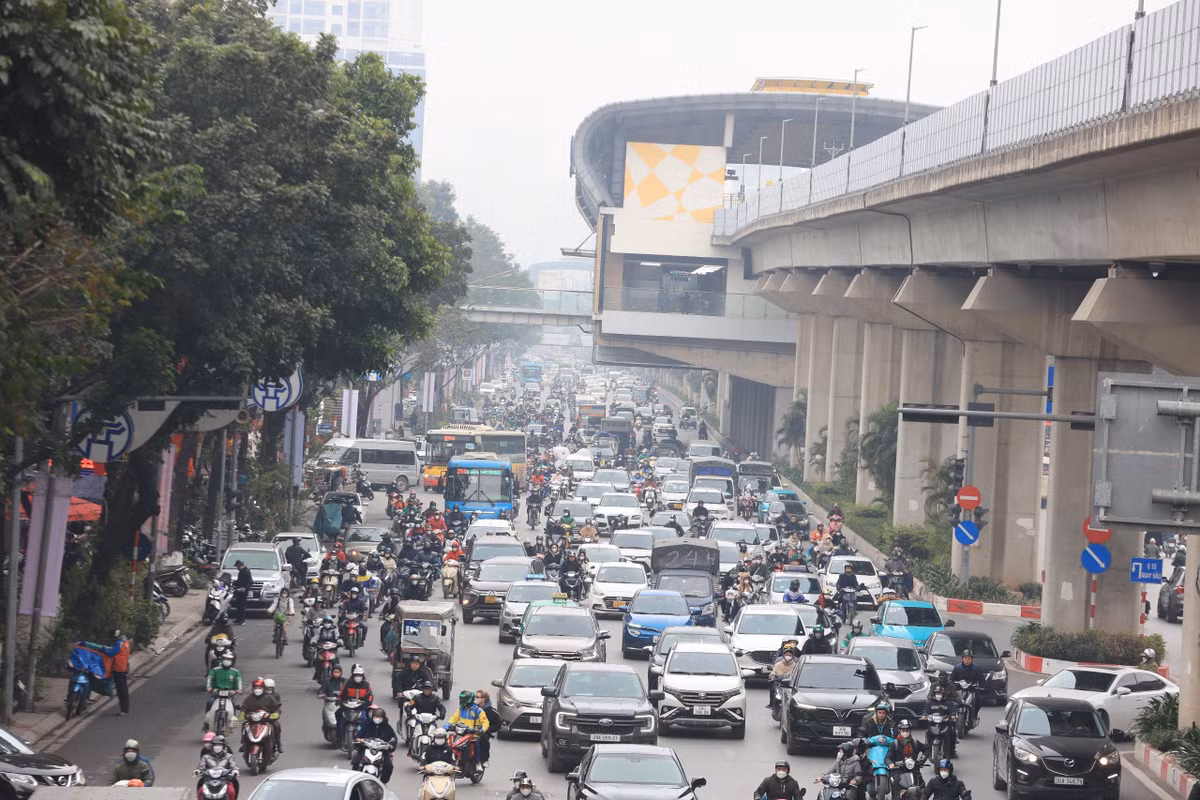 Theo UBND TP Hà Nội, một trong những nguyên nhân cơ bản gây ù tắc trên địa bàn chính là do số phương tiện tăng nhanh, nhưng kết cấu hạ tầng đường bộ không theo kịp dẫn đến quá tải.