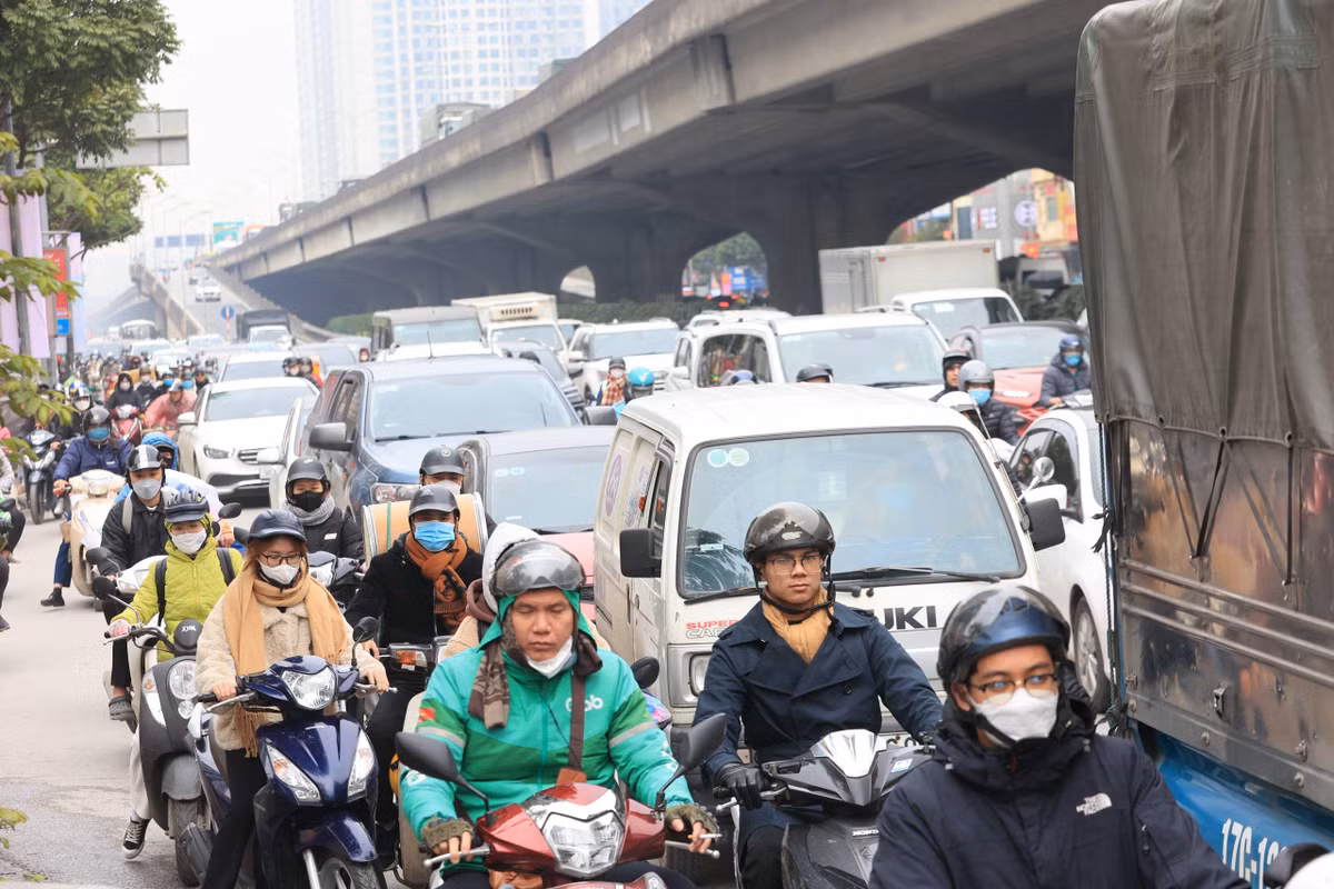 Tại đường Khuất Duy Tiến, xe ô tô dàn thành 3, 4 hàng, người đi xe máy phải "điền vào chỗ trống".