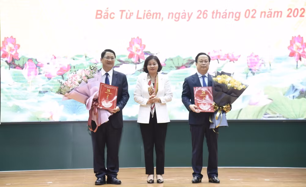 Trước khi làm Bí thư Quận ủy Bắc Từ Liêm, ông Vũ Hà là Phó Giám đốc Sở GTVT Hà Nội. Tại Sở GTVT Hà Nội ông từng kinh qua các vị trí ở Phòng Kế hoạch – đầu tư; Chánh Văn phòng; Giám đốc Ban quản lý dự án phát triển Giao thông đô thị; Phó Giám đốc Sở GTVT Hà Nội. ( Phó Bí thư Thường trực Thành ủy Nguyễn Thị Tuyến trao Quyết định, tặng hoa chúc mừng đồng chí Trần Thế Cương và đồng chí Vũ Hà). 
