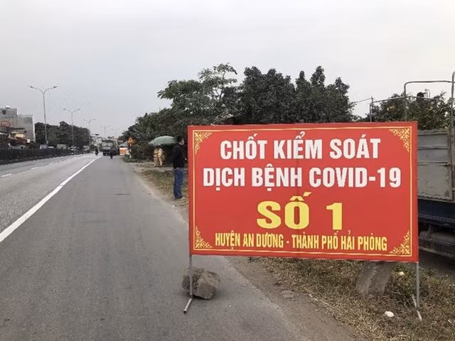  Phạt 10 triệu đồng nữ giáo viên khai báo y tế không trung thực: Hôm nay, nữ giáo viên H.T.T. về ăn Tết ở Hải Dương nhưng khai báo về Hà Nội đã bị UBND quận Lê Chân, TP Hải Phòng xử phạt 10 triệu đồng về hành vi khai báo y tế không trung thực. Thực tế, nữ giáo viên này từ chiều 9/2 đã về quê ở xã Tân An, huyện Thanh Hà, tỉnh Hải Dương và ở đây đến ngày 15/2 mới về lại Hải Phòng.