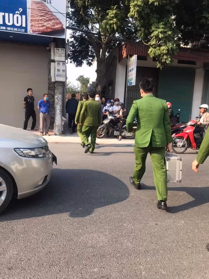 Nhận được tin báo, Công an tỉnh Hà Nam đã phối hợp với Công an huyện Lý Nhân phong tỏa hiện trường, khám nghiệm tử thi. 