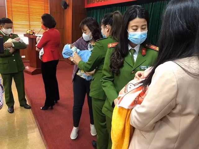  Phá đường dây bán trẻ sơ sinh sang Trung Quốc: Đêm 25/2, Bộ Công an phối hợp Công an huyện Thanh Trì, TP Hà Nội và Công an tỉnh Cao Bằng đã triệt phá đường dây lớn mua bán trẻ sơ sinh sang Trung Quốc. Tại hiện trường, lực lượng Công an đã giải cứu 4 trẻ sơ sinh đang trên đường bị đưa bán sang Trung Quốc. Công an đã xác định và tạm giữ 4 bà mẹ có hành vi bán con; 1 bà mẹ mang bầu tháng thứ 8. Ngoài ra còn 2 bà mẹ sắp sinh khác đã được đưa sang Trung Quốc. 