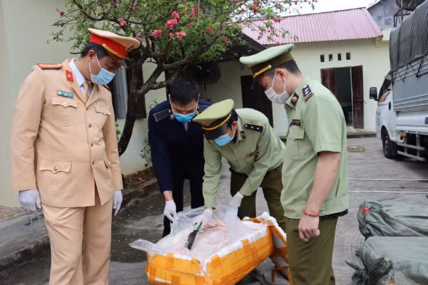  Phát hiện 2,5 tấn nầm lợn bốc mùi suýt tuồn ra thị trường: Ngày 25/2, Đội Quản lý thị trường (QLTT) số 4, Cục QLTT Lạng Sơn phát hiện ôtô biển kiểm soát 12C-096.60 (biển giả) vận chuyển số lượng lớn hàng hóa vi phạm tại trạm thu phí trên đường cao tốc Lạng Sơn - Bắc Giang. Kết quả kiểm tra, phát hiện 2,5 tấn nầm lợn đông lạnh, khi bỏ ra ngoài không khí bị chảy nước và có hiện tượng chuyển màu. Tổng giá trị lô hàng ước tính trên 200 triệu đồng. Tài xế là Lành Văn Nguyên, sinh năm 1985, địa chỉ tại xã Minh Sơn, huyện Hữu Lũng. 