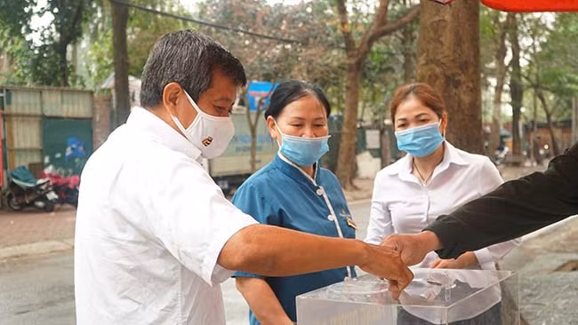 "Trong quá trình thực hiện tôi sẽ không cầm tiền quyên góp mà sẽ kiểm đếm, lập biên bản và giao cho một người khác trao cho từng địa phương và tôi chỉ là người chứng kiến" - ông Hải cho hay.
