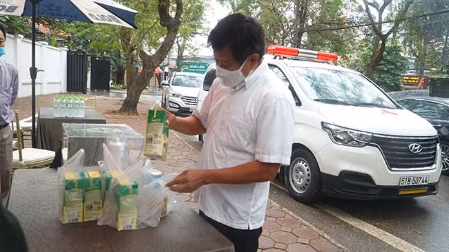 Trao đổi với PV, ông Đoàn Ngọc Hải cho biết, sau khi quyên góp xong sẽ nghỉ ở Hà Nội một tối. Sau đó, ông sẽ về Hà Giang xây dựng nhà tình thương tại 4 xã huyện đang rất khó khăn cũng như phát cho mỗi cháu bé 4 hộp sữa.