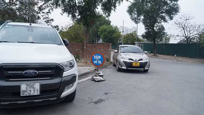 Mặc dù có biển cấm đỗ xe nhưng nhiều xe ô tô vẫn ngang nhiên đỗ. Nguy hiểm hơn, trong hình là điểm giao cắt giữa đường Lương Thế Vinh và đường nội khu đô thị VOV Mễ Trì, việc các ô tô đỗ ngay khúc cua làm giảm tầm nhìn, tiềm ẩn nguy cơ tai nạn cao.