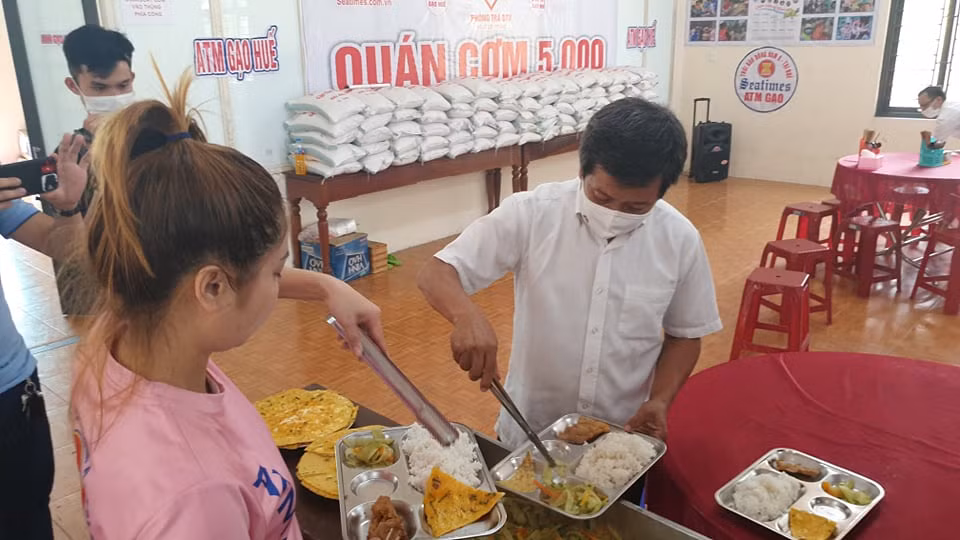 Ông Đoàn Ngọc Hải cho hay, kết thúc buổi quyên góp cùng khoản thù lao 60 triệu đồng khi ông làm phục vụ ở quán cơm 5.000 đồng thì tổng số tiền mà ông quyên góp được là hơn 160 triệu đồng.