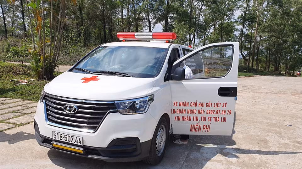 Đúng 11h45, sau khi hoàn thành công việc phục vụ bàn tại quán cơm 5.000 đồng và ăn trưa tại quán này ông Đoàn Ngọc Hải lên chiếc xe cấp cứu BKS: 51B50744 của mình rời Huế để hướng ra Bắc tiếp tục mang sữa đến với người nghèo.